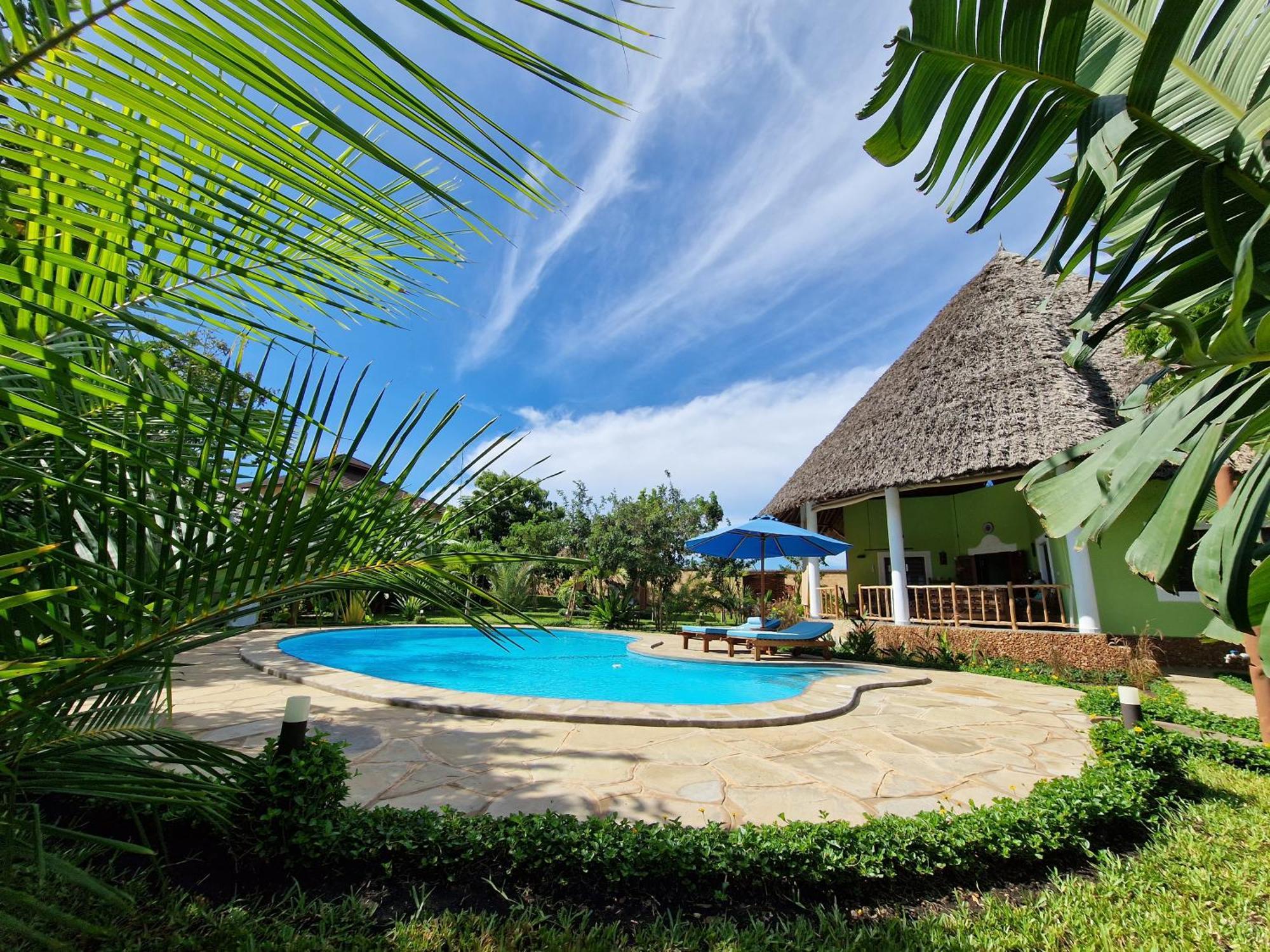 Paradiesische Villa Maisha Mazuri Mit Pool. Terrasse Und Personal ディアニ・ビーチ エクステリア 写真
