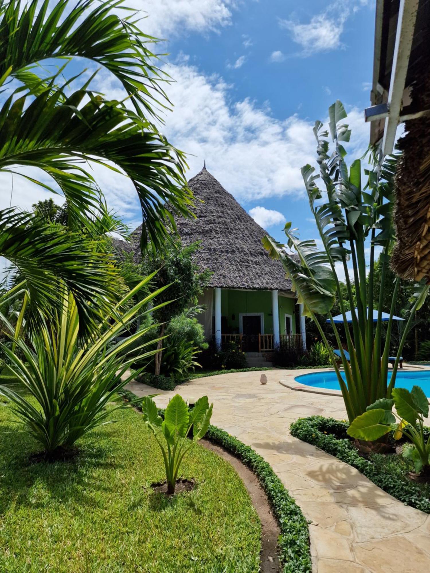Paradiesische Villa Maisha Mazuri Mit Pool. Terrasse Und Personal ディアニ・ビーチ エクステリア 写真