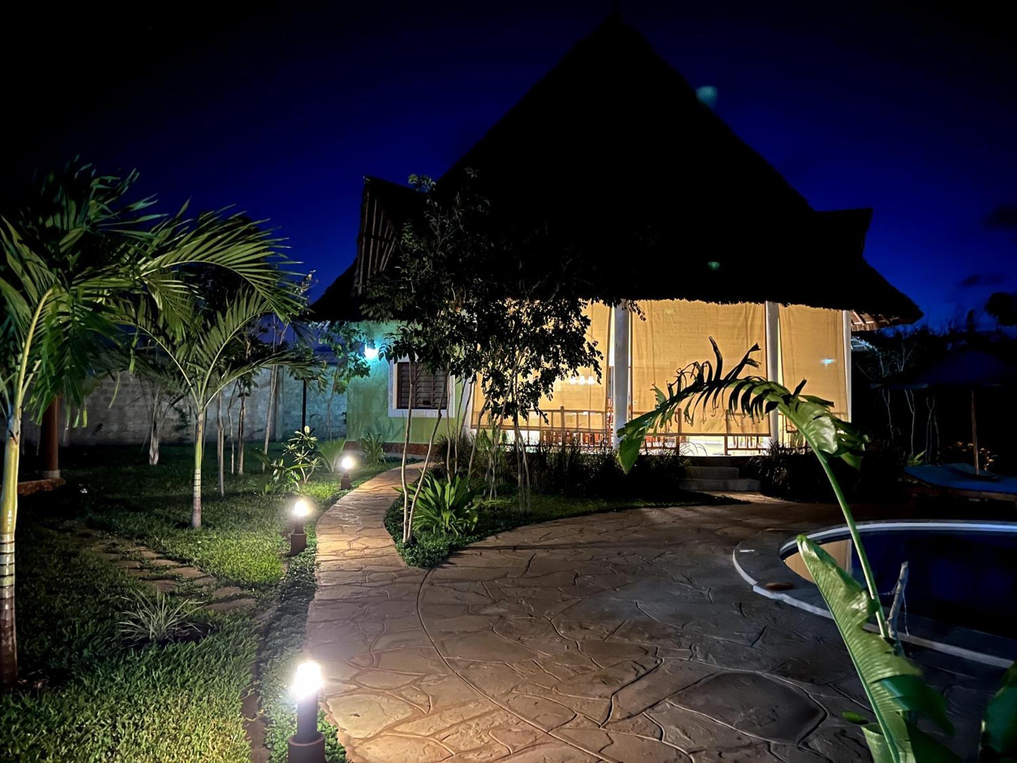Paradiesische Villa Maisha Mazuri Mit Pool. Terrasse Und Personal ディアニ・ビーチ エクステリア 写真